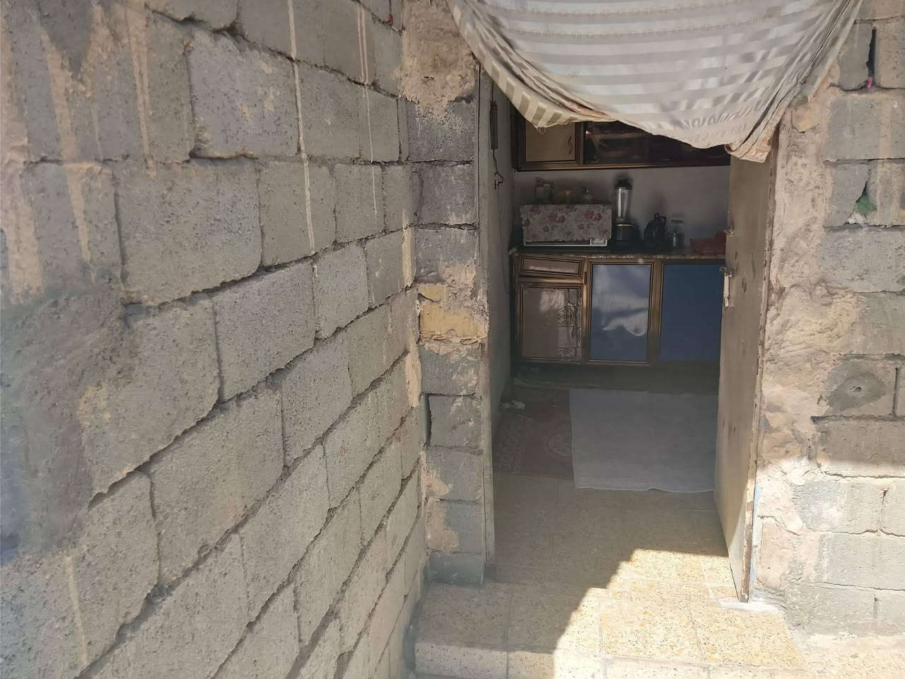 بيت للبيع في الناصريه حي التضحيه
قرب مدرسة السلام، بيت حواسم بيه وصل بلديه 
مساحة,180 متر ، مناه بلوك عكاد 
بيه طاره جبيه ومطبخ وطاله وغرفه وحمام تواليت سوه 
سعر 22 مليون 
،***********،
