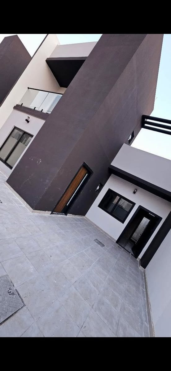 دار حديث للبيع في مجمع الغدير السكني (على المبادرة)
فرصة مميزة لامتلاك منزل جديد بتسهيلات مصرفية مريحة!
✨ تفاصيل العقار:
 الموقع: مجمع الغدير السكني - بلوك 23
 المساحة: 153 متر مربع
 حالة الدار: جديد (جاهز للسكن)
 نوع البناء: صب ألماني ممتاز
💰 تفاصيل الدفع والأسعار:
 المقدمة المطلوبة: 105 مليون دينار عراقي
 نظام التسديد: يتم تسديد باقي المبلغ للمصرف على شكل أقساط شهرية مريحة.
 القسط الشهري: 660 ألف دينار عراقي فقط.
📞 للاستفسار والتواصل:
لمزيد من المعلومات أو لتنسيق موعد للمعاينة، يرجى الاتصال بنا:
 📱 رقم الهاتف: ***********
 🏢 المكتب: مكتب نسر الشموخ للعقارات
نسر الشموخ
