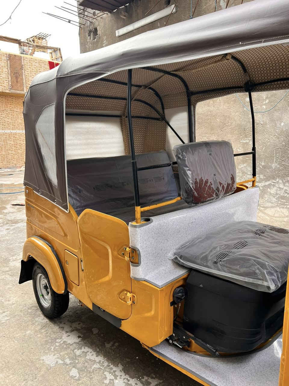 السلام عليكم تكتك للبيع موديل 2021 شهر4  كامله الورق 
مكان الكماليه رقم الهاتف ***********
