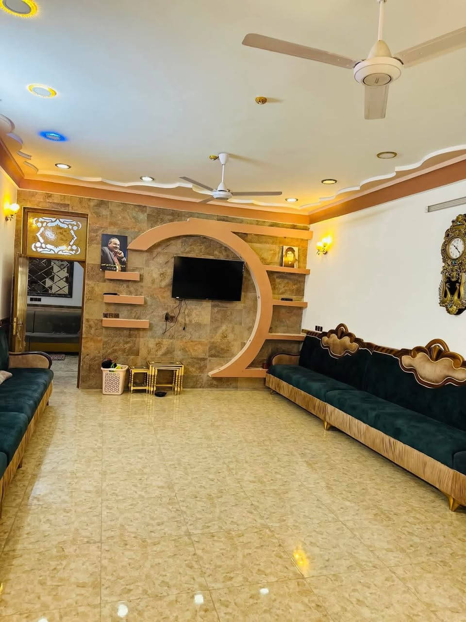 السلام عليكم (بيت للبيع مساحه بناء البيت 335  طابو سند 25 وطارمه مع الممرات 350 متر   وكراج كبير للسياره بناء حديث 2020 صب  كونكريت  رفت درجه اولى يحتوي على مطبخ وصاله و3غرف نوم واستقبال وصحيات خارجيه وداخليه وبيتونه كبيره 

(ملاحظه)
 
البيت وياه مشتمل صغير يحتوي على مطبخ وصاله وغرفه وصحيات )
اضافه الى دونم مع البيت  ارض زراعيه  
 المكان مدينه القاسم  شارع الطابو  قريب على مدرسه الشهيد 
المنتضر
  السعر 150 وبي مجال للشراي 

للاستفسار *********** اتصل وبيك خير وتدلل
