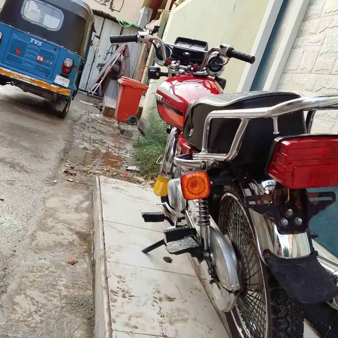 سلام عليكم درجة تايكر للبيع درجة خير من الله مكينتهه خير من الله المكان ديالى تحرير الحولي أوراق كله مراوس هم عادي ماكس فقط رقم الهاتف ***********
