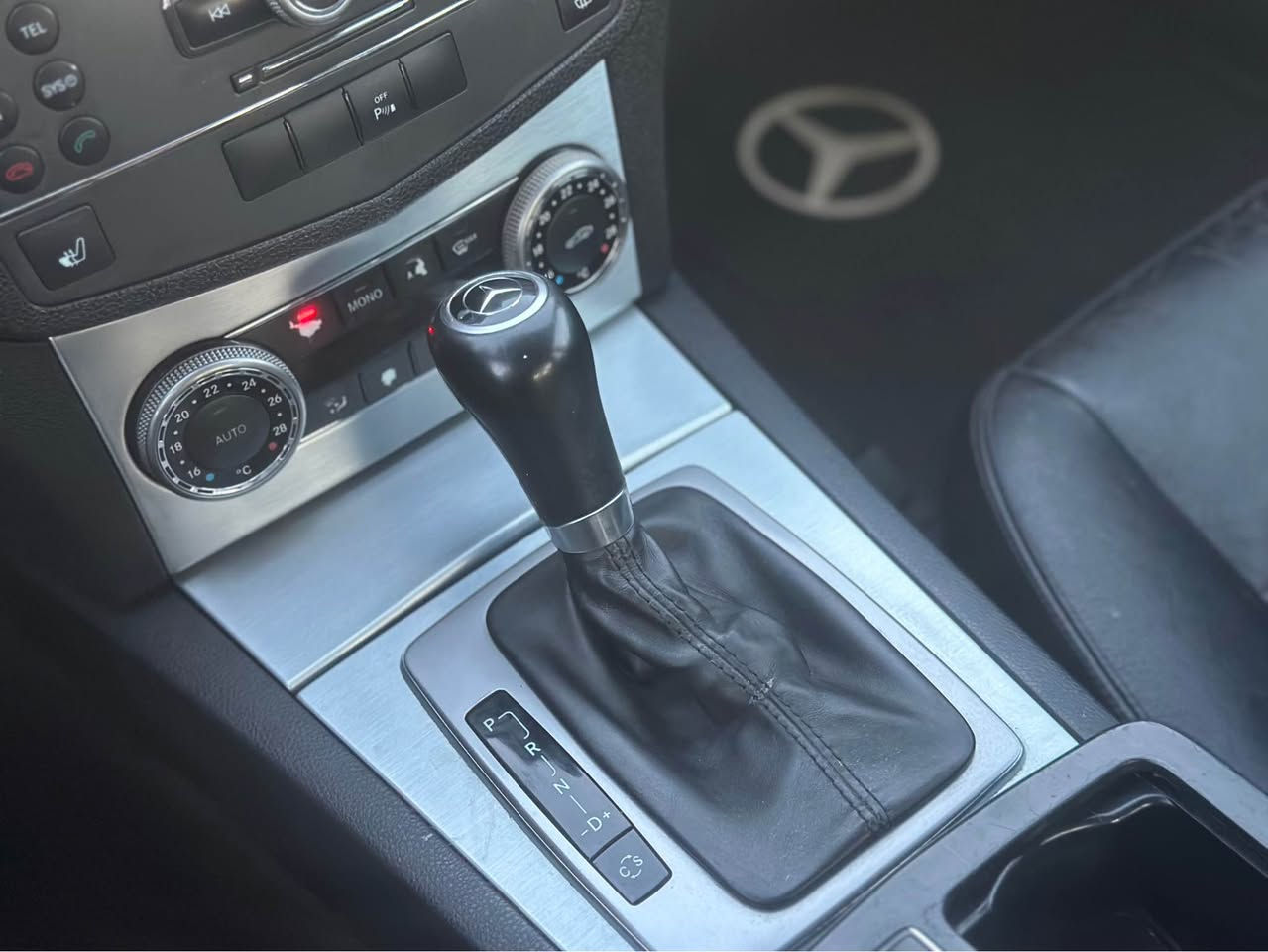 Mercedes benz C300  V6
موديل ٢٠١٠ 
محرك ٦ سلندر ممفتوح بشرط
مكان سيارة سليمانية 
**********************
سعر مطلوب ١١٩ ورقة مجال

للبيع فقط   
**************
سيارة بی جاملغ خلفي  صبغ
بدون ضربة 
و شبر جوه  بالباب سكن امامي 

مواصفات سيارة
****************
كشنات جلد
كشنات كهرياء 
مرايا شفط
شاشة متحرك
ستيرن تحكم 
و بعد مواصفات معروفة
***************
رقم فحص و هزة جديدة
گیر و محرك و تبريد و حدادية بشرط
 مسيرفسة كاملة و تخم تاير جديد

مكان سيارة سليمانية 

*********** السليمانية, العراق
