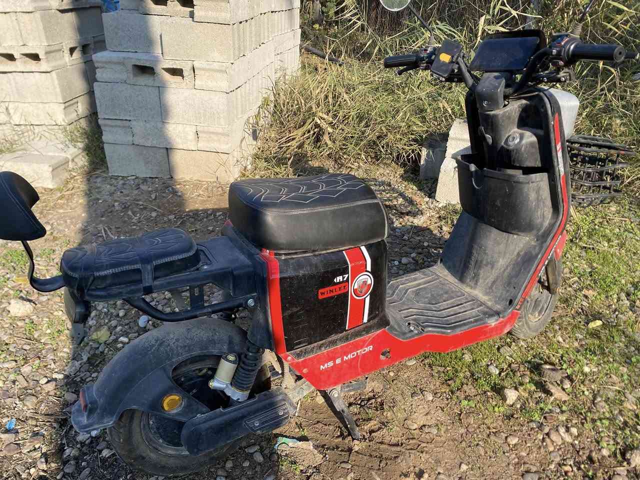 دراجه شحن مستعمله للبيع !
R7 من وينلي الدراجة شويه چبيره 
*مستعمله استعمال شهرين استعمال وسط 
*كلشي ما مبدل بيها
*بدون بطاريات 
قدره 60v 
السرعه الحقيقيه 60-70 km حسب الوزن 
نضام الرجوع إلى الخلف 
نضام parking 
أربع دبلات ثنين خلفي واثنين امامي 
أربع سرع 
سرعة العداد 99 
دبل إشاره 
ضو عالي ناصي 
بريكات دهن جديد 
ملف نضيف 
الگشر ماله نضيف بي بس شويه شخوط 
تايرات نضيفه 
ستاند للموبايل 
هورن عالي الصوت 
مكان usp 

(كلشي نضيف ماكو اي عطل) 
 
العنوان :  صلاح الدين- العلم /قرب سوق العلم المركزي ( البورصة) 
السعر : 280 الف 
وبي مجال
