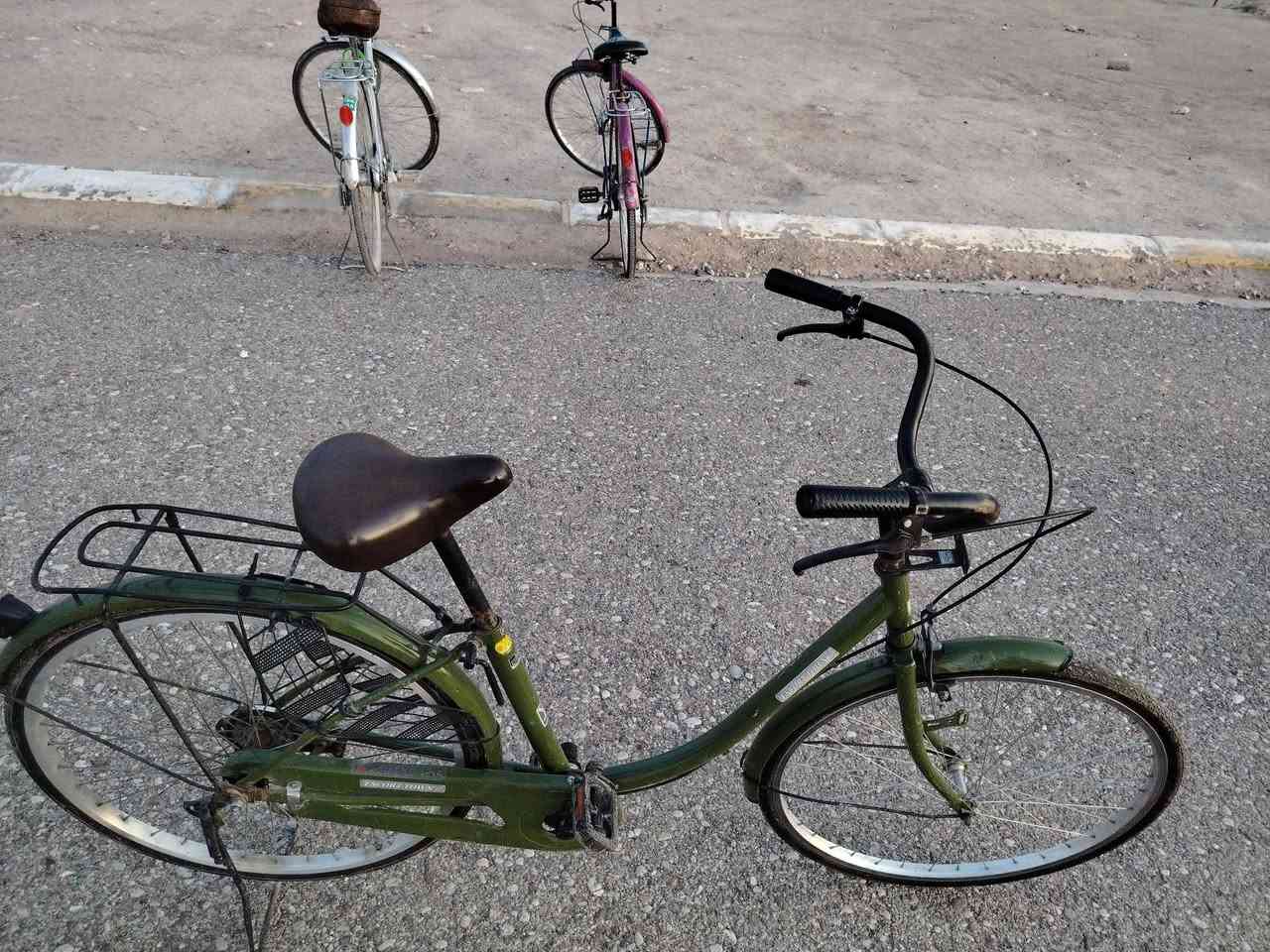 سلام عليكم بيسكل عبد الحليم للبيع  بيسكل نضيفه مابيه شي لونها زيتوني المرغوب ولونها حلو احلا من صوره حجم 26  للستفسار خاص او عل رقم.  السعر 45 وبيها مجال *********** مابيها واتساب  مكاني موصل الايسر
