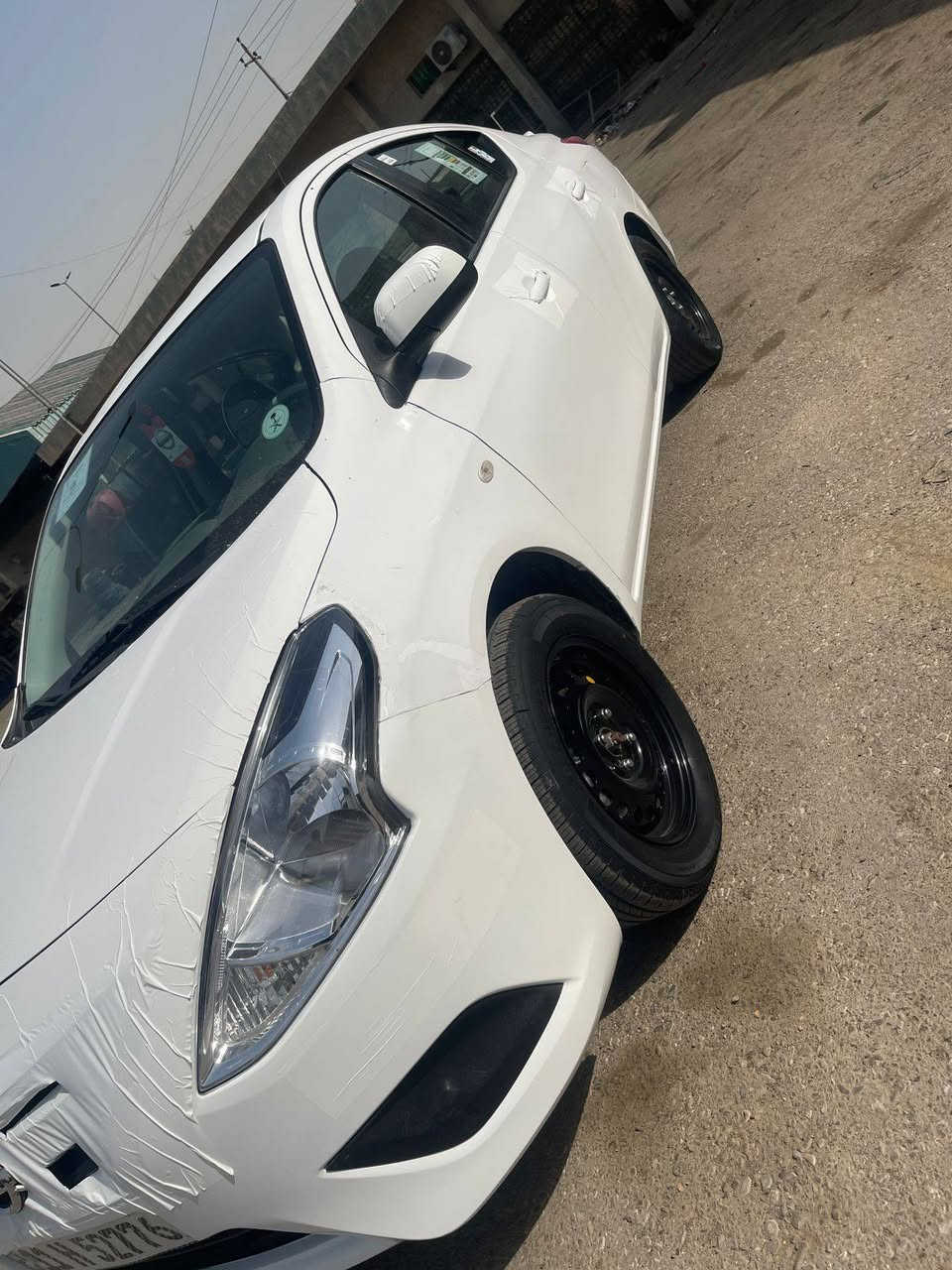 السلام عليكم للبيع فقط
‏نيسان هندي بليته زركه موديل 2021رقم بغداد دولي ماشيه 33 السياره جديده وجاهزه على اخر حبايه كير تخم تاير جديد مكينه حداديه تبريد كله جديد بييها جاملغ امامي بارد بدون اي دواخل السعر 112وبيها مجال المكان السياره  بغداد رقم *********** ***********
