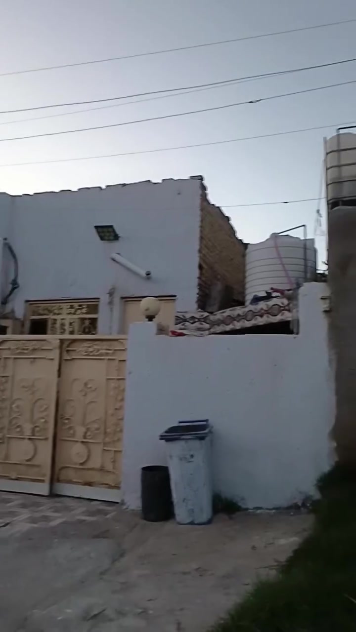 يا الله سلام عليكم  بيت في منطقه حي حسن
قرب مدرسه الجنتين 
اول فرع ثاني فرع 
بيت مساحه 150
1ثنين غرف 
2صحيات 
3مطبخ   
4صال طولانيه
5 مع ديونيه
بيت كلش مرتب 
 من سيراميك من كربلاء  من مياه
يعني كلش متعوب عليه
وسعر خاص  وهذه رقمي ***********
وبخدمت شراء  يجي شوف بعينه وقتنع  واني بخدمته ما كلك بسعر شوف بيت وكلك بسعره

