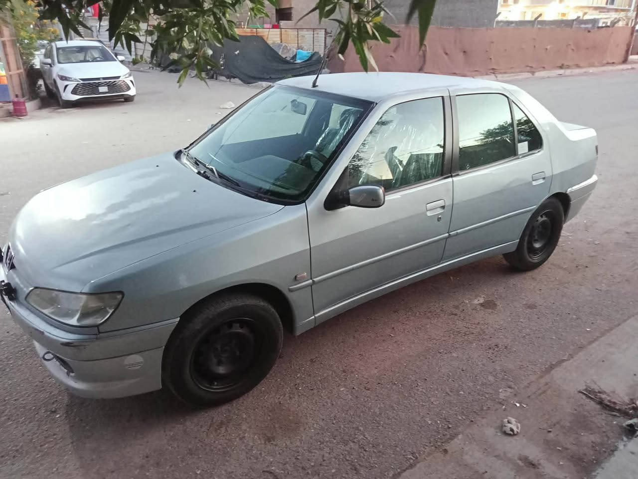 السلام عليكم 
سياره بيجو 306 فرنسي موديل 2002 
السياره مثل ما موضحه بصور نظيفه 
فقط جراد بصبغ 
تبريد تدفئه شغال 
كير مكينه مكفول  
حدادية جديده 
مكفوله من الحادث 
فقط دعاميات نفس مموضحه امامكم والجاملغ بي طخه مبين بصوره 
تحويل ثاني يوم سياره بإسمي سنوية سقطت قبل شهرين 
سعر 38 وبيها مجال 
رقم الهاتف 
*********** بغداد, العراق
