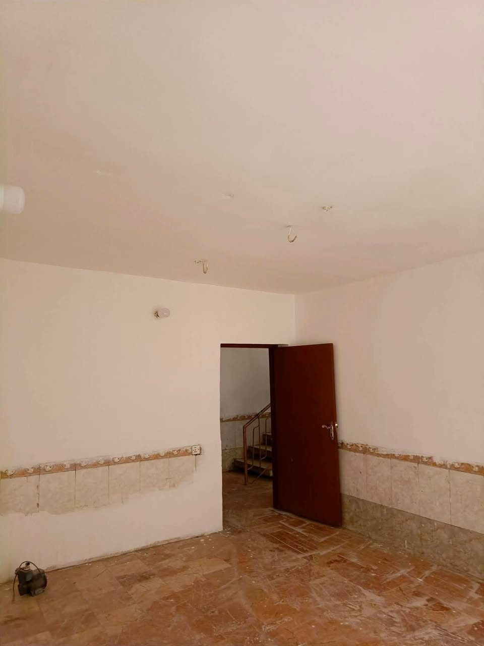 بيت للايجار في البكرلي حي المعلمين قرب مفرك دانه موقع راقي جداً
طابق ارضي

كراج سياره 

مطبخ 

هول 

موزع درج 

صحيات 

وال

طابق ثاني 

غرفه نوم عدد 2

سطح

الايجار 250,000 شامله اجور كهرباء الوطنيه 

للاستفسار ***********

