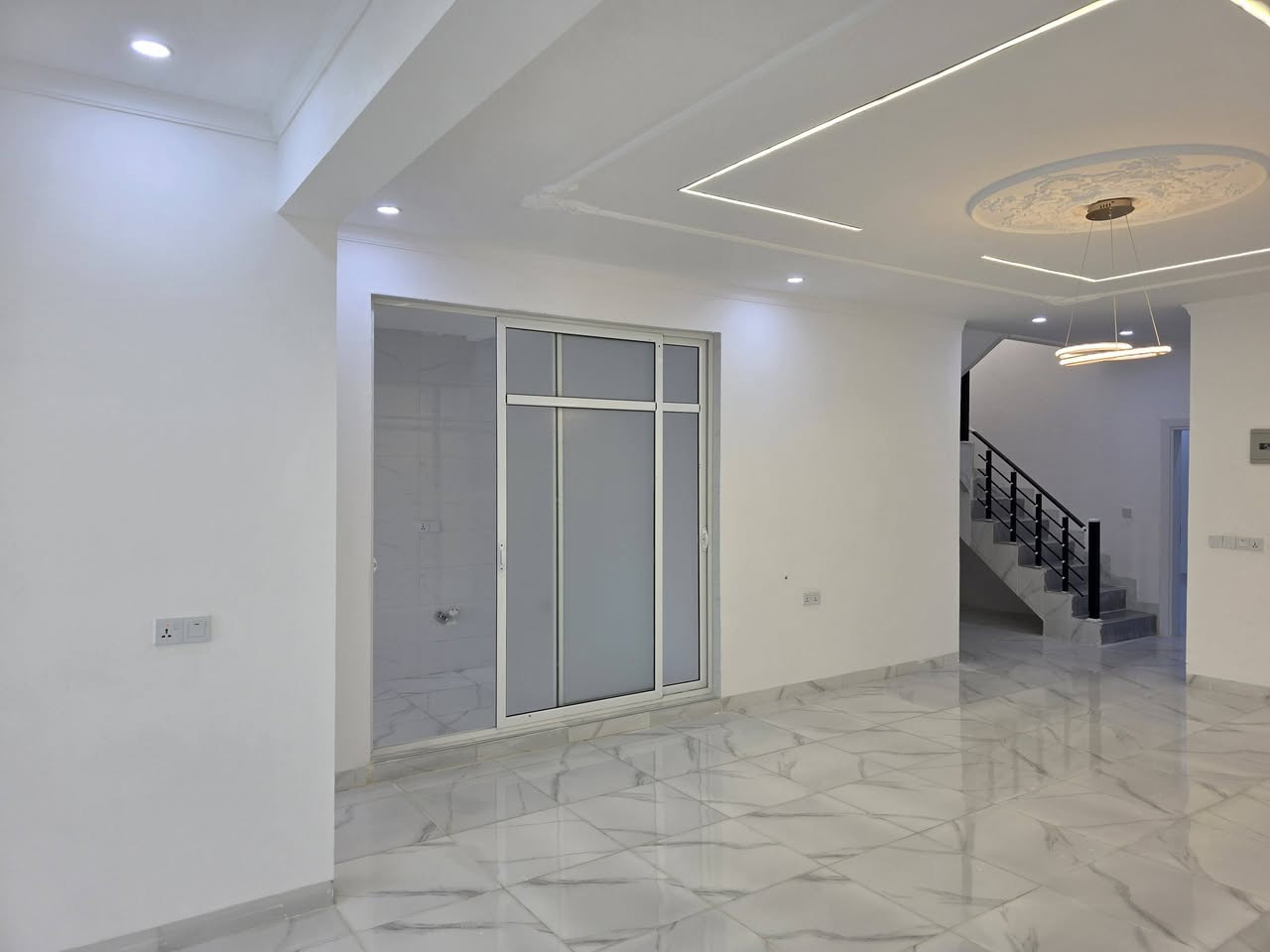 دار للبيع في حي المحاربين زيرو  المساحة  168 م طابقين 5 غرف نوم صالة مشتملات الواجهة 7.5 اتجاه غروب شارع تبليط 12 م .
عقارات الصفوة  حي المصارف قرب جامع سعدي مهدي 
***********
***********
