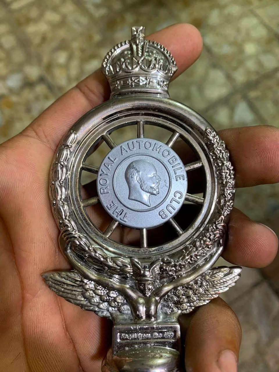 للبيع باج ابو البرغي نادرة لعشاق السيارات الكلاسيكية 🚗✨
زينة مقدمة سيارة (Hood Ornament) بتصميم ملكي مميز 🇬🇧
مصنوعة من النحاس، وزنها 204 غرام، بيها تفاصيل دقيقة وتلوين علم بريطانيا، ومكتوب عليها ALI AL-HADAD.

قطعة جميلة للعرض أو لهواة جمع التحف وزينة السيارات القديمة.
الحالة: مستعملة ونظيفة مثل ما موضح بالصور 📸

💰 السعر: 450 الف للجادين فقط
📍المكان: (بغداد الامين الثانيه)
📞 للتواصل: (***********)
