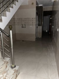 مشتمل للإيجار مشتمل نظيف  ٣ غرف نوم وصالة ومطبخ وخدمات صحيات فوك وجوا ...