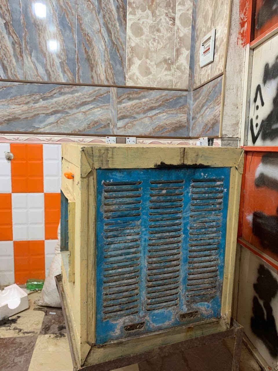 السلام عليكم يوجد محل حلاقه لل بيع ميزين كرسيين اربع أمري مقسله قنفات مبرده مولد  مكاين فير ومشوطه محل كامل بس تشدو السعر 550 وبي مجال الاستفسار اتصال عله  ***********
