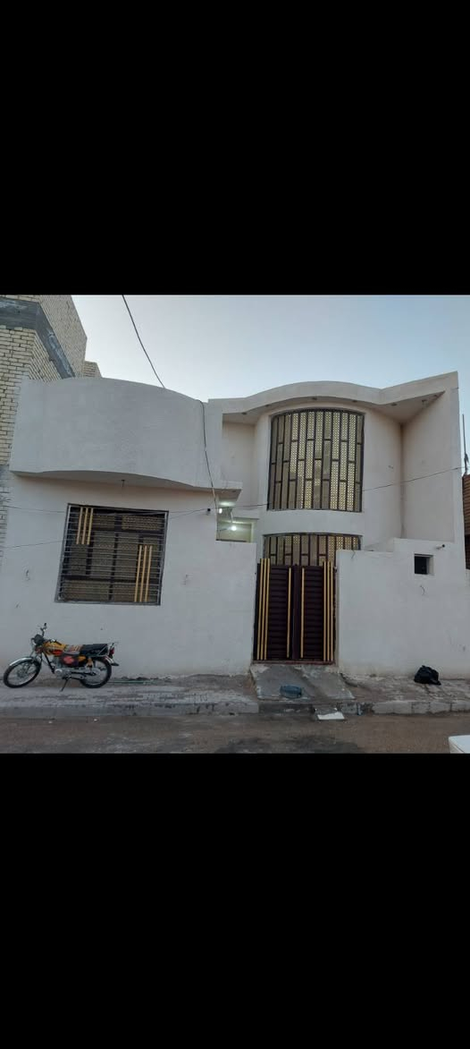 السلام عليكم بيت لبيع طابو صرف بسمي 100 مربع 10×10 بناء جديد درجه اولى مطلوب اسكان 27 مليون بل شهر اسدد 150 الف يحتوي عله استقبال صاله غرفه نوم مطبخ حار بارد صحيات داخليه او خارجيه العنوان مول الباقر قرب جامع اهل البيت الاتصال ***********
