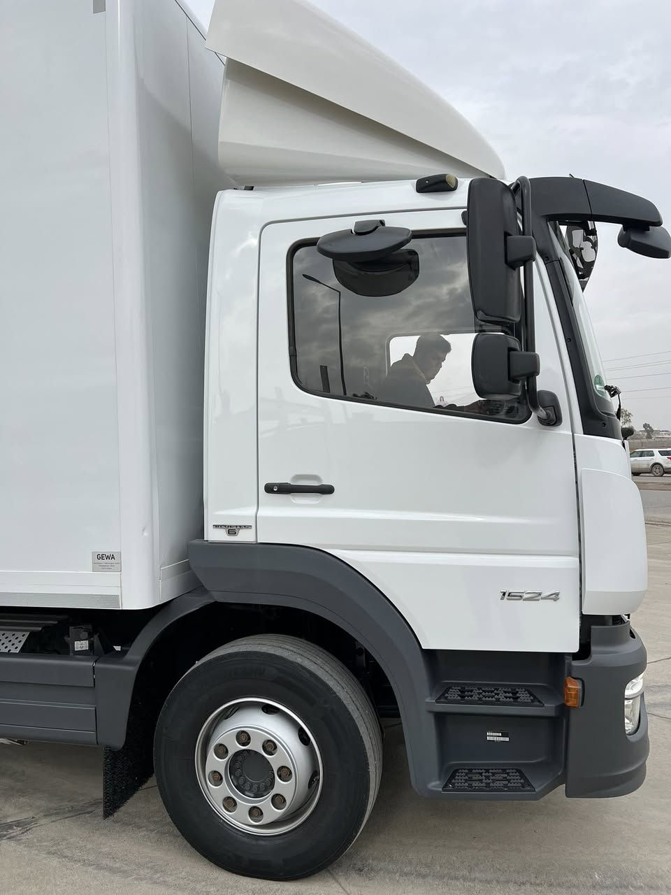 مارسيدس اتيگو 1524 موديل 2018 فول مواسفات طول بودى 725 مترسياره جديد قليل ماشى عنوان اربيل قوشته په طريق كركوك موبايل ***********/***********/اسيا ***********
