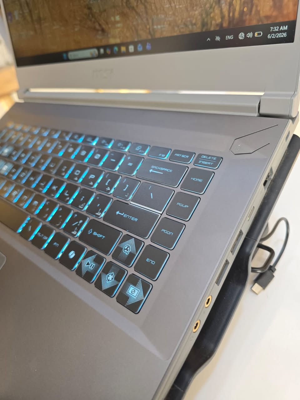🔥 MSI Thin 15 B13VF Gaming Laptop
📌 الحالة:
• استخدام خفيف جداً
• نظافة 100% أخو الجديد
• صحة البطارية 99%
• بدون أي ملاحظات أو أعطال

💻 المواصفات:

✅ المعالج:
Intel Core i5-13420H (الجيل 13)
8 أنوية / 12 خيط معالجة
تردد يصل إلى 4.6GHz Turbo

✅ كارت الشاشة:
NVIDIA GeForce RTX 4060 Laptop GPU
ذاكرة 8GB GDDR6

✅ الشاشة:
15.6 إنج FHD IPS-Level
دقة 1920×1080
معدل تحديث 144Hz
Anti-Glare (مضادة للانعكاس)

✅ الرام:
16GB DDR4 3200MHz
قابلة للترقية حتى 64GB

✅ التخزين:
512GB NVMe PCIe Gen4 SSD

✅ الاتصالات:
Wi-Fi 6E
Bluetooth 5.3
LAN Gigabit

✅ المنافذ:
3× USB 3.2 Type-A
1× USB Type-C مع DisplayPort
HDMI 4K@30Hz
منفذ سماعة وميكروفون

✅ البطارية:
52.4Wh

✅ الوزن:
1.86 كغم

✅ الإضاءة:
كيبورد بإضاءة زرقاء Gaming Keyboard

🎮 مناسب للألعاب الحديثة، التصميم، المونتاج، الدراسة والبرامج الهندسية.

السعر: (  1,350,000 )
المكان: (الرصافة ويوجد توصيل لكافة المحافظات )


**إذا كنت صاحب هذا الإعلان وتريد حذفه لأي سبب، رجاءا أرسل رسالة إلى الدعم الفني**