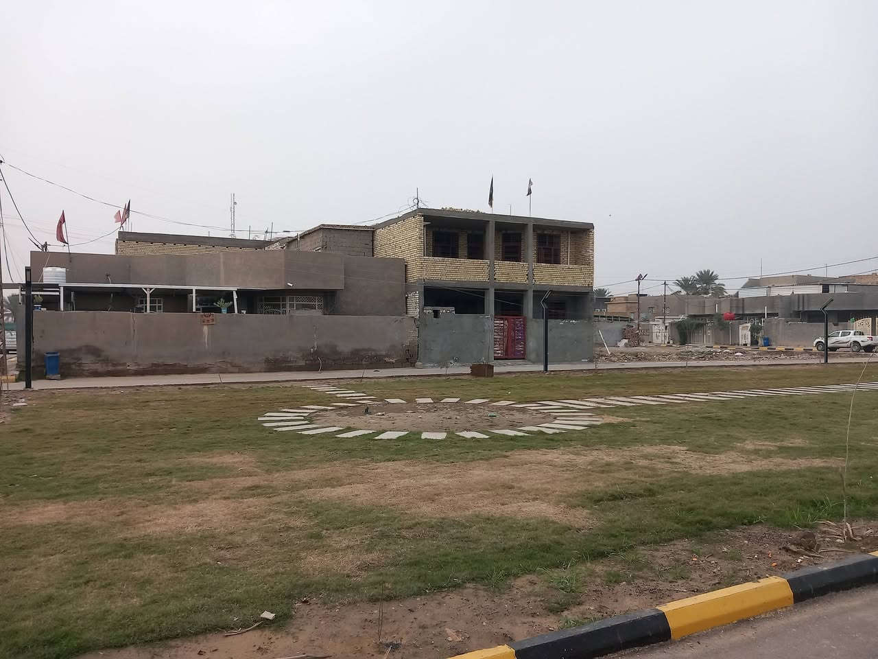 منزل لبيع مساحة ١٢٠ متر مربع طابو صرف شارع ومنتزه امام الدار العنوان واسط ناحية تاج الدين ع باقي شي بسيط ويكمل يعني حسبة ١٠ مليون ٣ غرفة نوم استقبال مع مطبخ مفتوح على الصالة ٣ حمامات وتكرمون ١ توليت طارمة سعر المطلوب ١٠٠ مليون قابل للتفاوض الاستفسار الاتصال برقم وتساب *********** وتساب فقط
