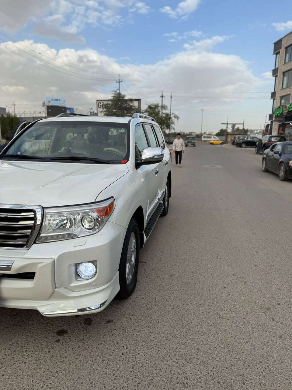 سلام عليكم لاندكروزر للبيع مكفوله كفاله عامه مواصفات 
كشنات كهرباء + تبريد
حساسات امامي خلفي 
مرايات شفط
كامرات
بصمه شغاله
موديل 2015 
ماشيه 135 الف
سياره بأسمي تحويل مباشر
رقم دهوك
والعديد من المواصفات الغير مذكوره
سعر 440$ وبيها مجال 
للاستفسار/ *********** / ***********
