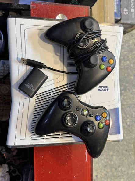 السلام عليكم xbox360 باندل نظافته 100‎%‎ جديد يجي ويا جوستكين واحد وايرليس بطاريتين والثانيه واير وبي العاب خير من الله للاستفسار اكثر اتصال على الرقم ***********  او تفضل خاص
