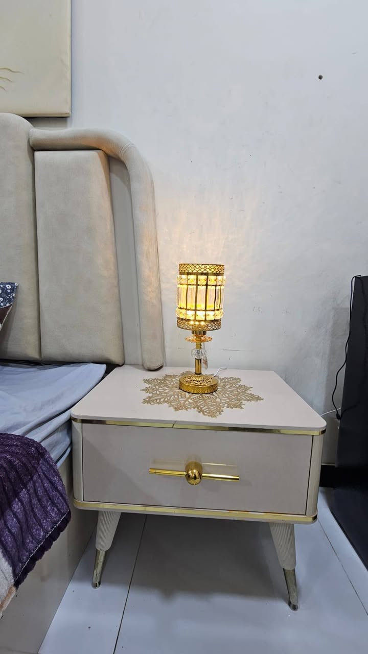 سلام عليكم عندي غرفه ايطاليه  مابيها اي شي بس الكومدي مكسوره رجليه  صير  يعني ترجع 
ب950 وبيها مجال بغداد فقط هذه رقمي ***********
