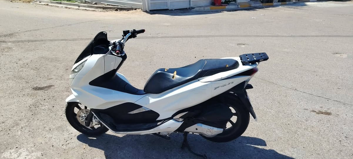 Pcxجيل ثالث دراجه 
بيه تلحيصات بصيطه كلش بل كفرات او كلج خلفي فقط الباقي كله كامل السعر ١٢ ورقه او بيه مجال بسيط مكاني بغداد حي العامل الرقم ***********
