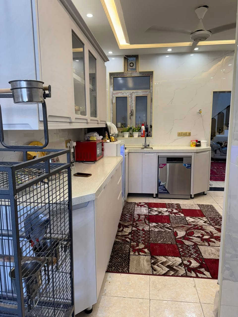 السلام عليكم                                                              
البيت للبيع  المساحة 150 متر واجهة 6 ونزال 25 
طابق ونص  يحتوي على غرفتين نوم وخدمات 
العنوان حي الحسين  قرب سياج الامن القومي

هــ ***********
