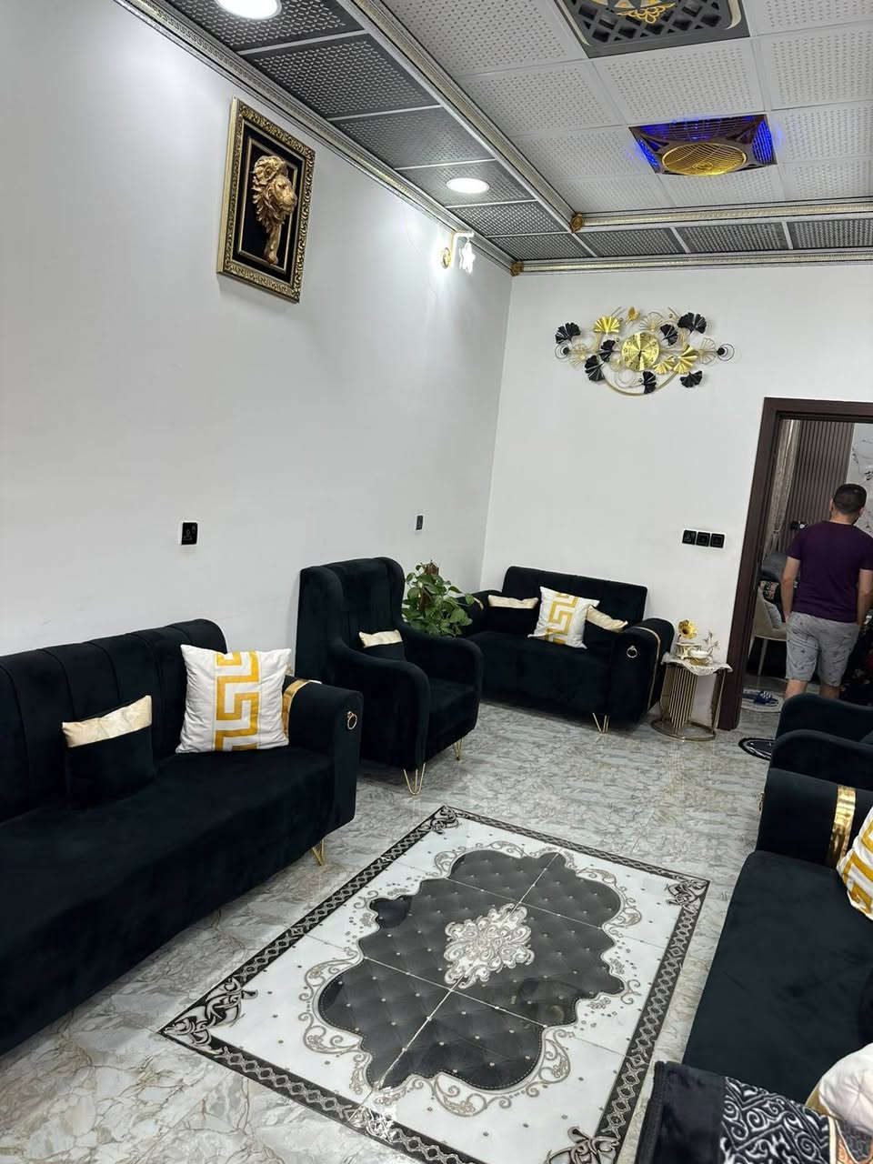 دار للبيع تكريت خلف غصن الزيتون 
المساحه 125 متر 
واجهة 6 وربع نزال 20 
3 نوم صاله واستقبال ومطبخ ومجموعه صحيات وكراج 
اساس الدار رفت 
السعر 90 مع المجال
اللاستفسار اتصال على رقم
***********☎️ مكتب الأمين للعقار على شارع 60 مقابيل مجمع طيبة 2
