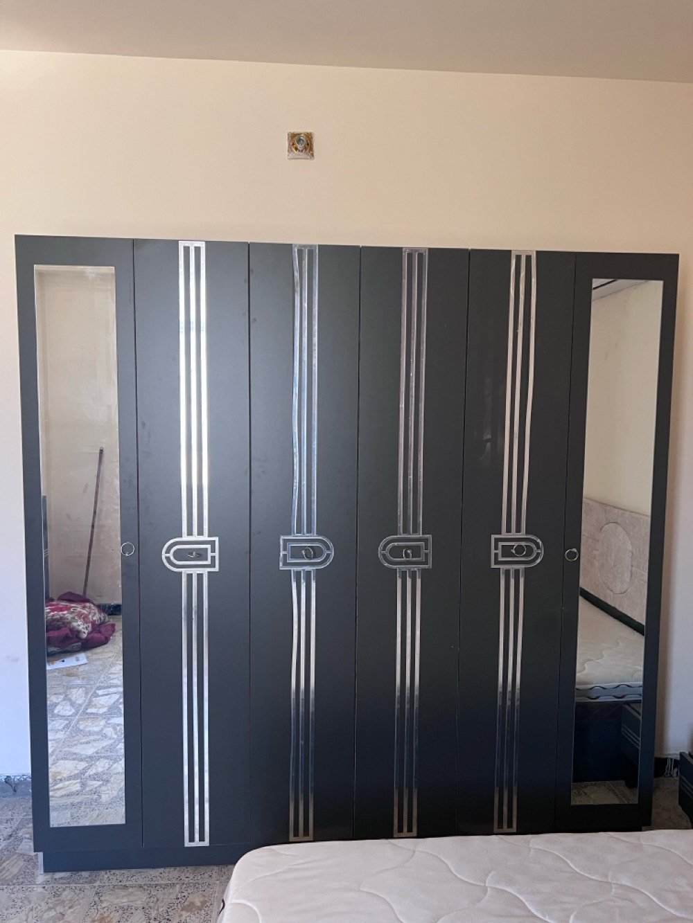 غرفة نوم للبيع تتضمن سرير مزدوج مريح مع مرتبة عالية الجودة، وجرار بثلاثة أدراج لتخزين الملابس والأغراض. بالإضافة إلى خزانة ملابس كبيرة وواسعة بمرآة. جميع الأثاث بحالة ممتازة وتصميم عصري. مناسبة لأي غرفة نوم حديثة.