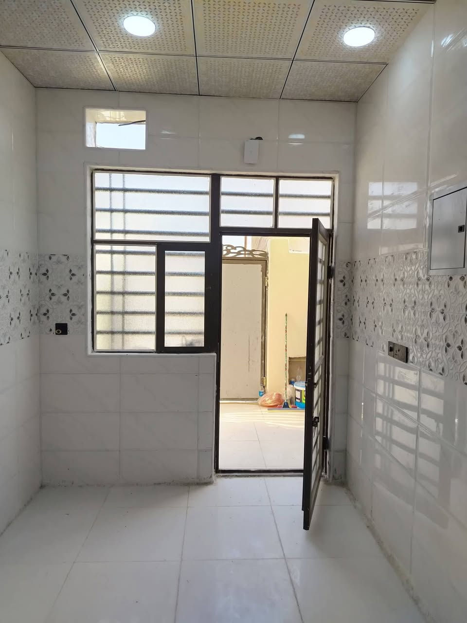 دار للبيع مساحه 100متر طابو زراعي سند 25 فول بناء
الدار موقعه جدآ ممتاز خامس دار عن الشارع الرئيسي شارع المطار القديم وعرض الفرع 10 متر وكافه الخدمات متوفره 

اساس صب بناء طابوك جمهوري سقف صب 
يحتوي الدار على 
غرفه وصاله ومطبخ واستقبال مغاسل داخليه و خارجيه 

الموقع الكوفه البراكيه شارع المطار القديم مقابيل صيدليه صفاء عبد الرضا 
السعر تم التخفيض من 47وبي مجال إلى 43 وبي مجال 
للتواصل الاتصال على الرقم *********** أو مراسلة الصفحه واتساب متوفر مكتب الياسري للعقار والمقاولات
