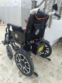 هذا كرسي كهربائي للبيع جديد ما مستخدم يريدها ينتص على الرقم07718602350