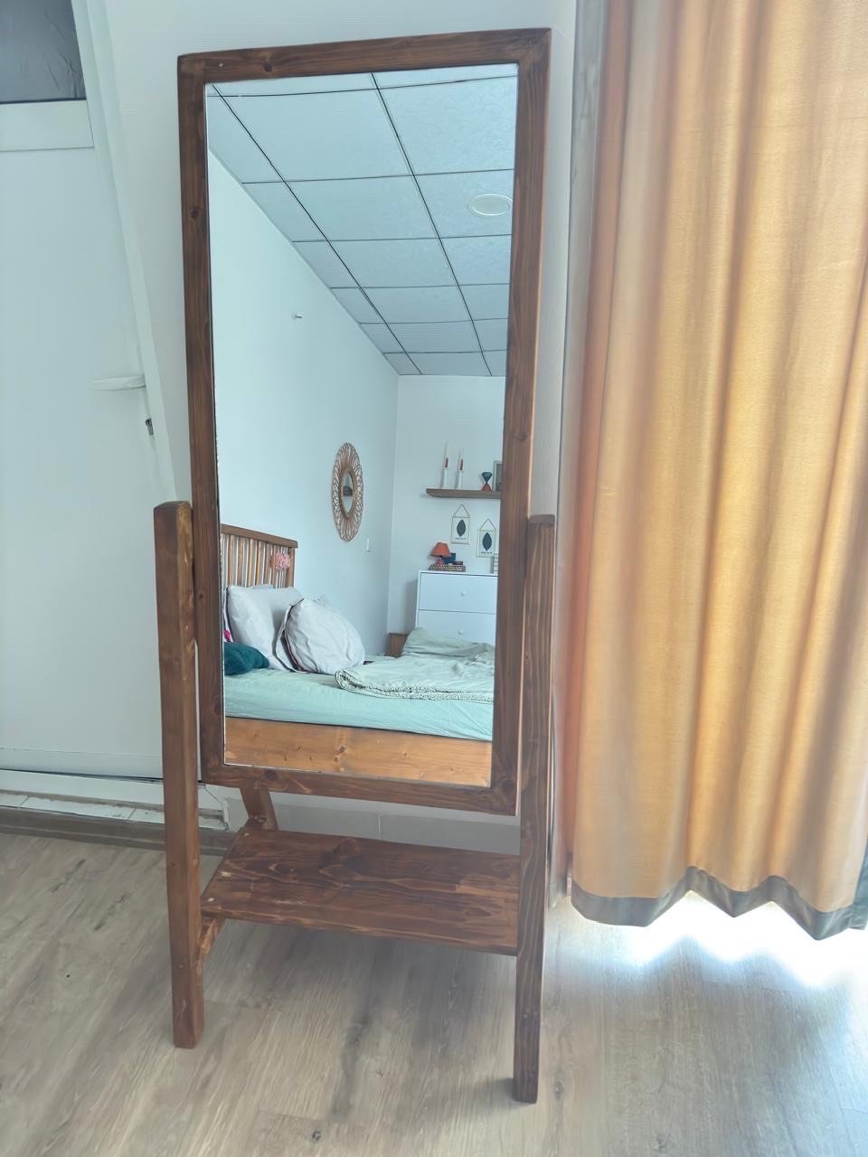 مرآة خشب واقفة بشكل أنيق، مثالية لأي غرفة في البيت. تصميم بسيط وجذاب مع رف صغير أسفلها للتخزين الإضافي. رائعة لتعطي لمسة جمالية واستفادة عملية في نفس الوقت.
العنوان: اربيل