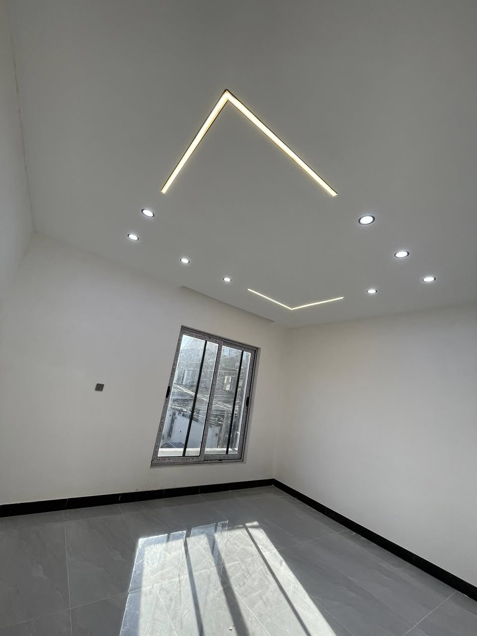 بيت لللبيع في حي السكر الاولى 120م 10*12م قريب عن المستشفى الخنساء  باب للاستفسار الاتصال على الارقام التاليه او مراجعة مكتب دور الموصل للعقارات العامة مقابل باب كلية طب الاسنان جامعة الموصل جامعة الموصل الباب الرئيسي120م  ركن 10*12م  بيت تصميم تركي البيت درجة اولى فول موصفات ***********—***********—
