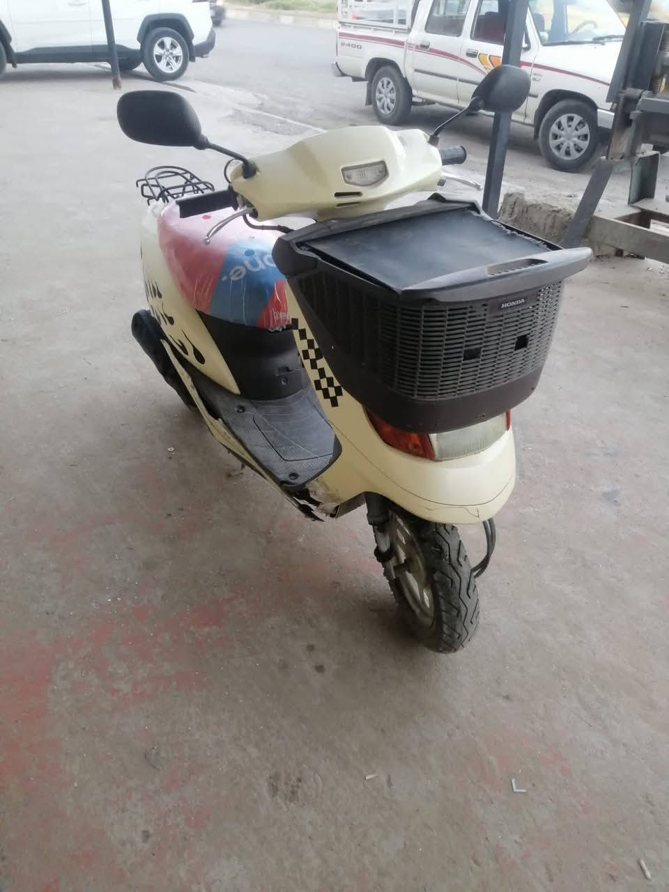 هونده سله عريضه مجفت جديد كل عيب ما بي.. نقص بس تبريد مال محرك وشوته والباقي كله شغال  السعر 225 بي مجال  بسيط شراي هذا رقمي ***********
