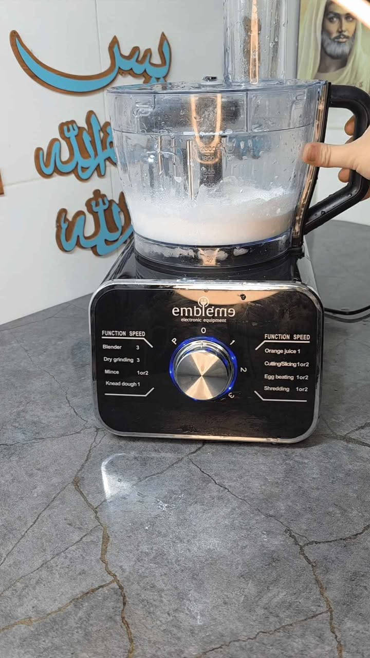 محضرة طعام كهربائية 11 في 1 بقوة 1100 واط مع 3 سرعات – Embleme EM FP11F
السعر 120 الف توصيل مجاني 
تقطيع الخضروات والفواكه بسرعة عالية.

فرم اللحوم وتحضير الحشوات.

عجن العجين (الخبز، البيتزا، المعجنات).

بشر الجبن والجزر والخيار.

تقطيع شرائح رفيعة وسميكة.

خفق البيض والكريمة وتحضير الكيك.

عصر الحمضيات (البرتقال، الليمون).

طحن القهوة والبهارات والمكسرات.

تحضير العصائر والسموثي والميلك شيك.

إعداد الشوربات والصلصات المختلفة.

المميزات

قدرة كهربائية عالية: 820 – 1100 واط لأداء قوي وسريع.

نظام 3 سرعات + خاصية النبض (Pulse) للتحكم الكامل.

سعة وعاء المعالج: حتى 1.5 لتر.

هيكل أنيق بواجهة LED زرقاء.

نظام أمان بقفل ذكي يمنع التشغيل قبل التركيب الصحيح.

شفرات ستانلس ستيل مقاومة للصدأ.

قرص تقطيع رفيع وسميك + قرص بشر.

ملحق عجن خاص لتحضير العجين بكفاءة.

خلاط بسعة كبيرة مع قاعدة قابلة للفصل.

مطحنة مخصصة للقهوة والبهارات.

عصارة حمضيات مدمجة.

قاعدة ثابتة مانعة للانزلاق.

جهد تشغيل منزلي قياسي (220-240V).

قابس أوروبي ثنائي.

ضمان لمدة سنة من تاريخ الشراء

محتويات الصندوق

الوحدة الرئيسية (المحرك).

وعاء محضرة الطعام مع الغطاء.

إبريق خلاط.

مطحنة جافة.

عصارة حمضيات.

شفرة فرم ستانلس ستيل.

شفرة عجن بلاستيكية.

3 أقراص تقطيع وبشر (رفيع  سميك  شرائح بطاطس).

مضرب خفق مزدوج.

أداة دفع الطعام (Pusher).

ملعقة بلاستيكية.

دليل استخدام.

الملاحظات

لا يتم تشغيل الجهاز إلا بعد تثبيت جميع القطع بإحكام.

يفضل عدم تشغيل الجهاز لأكثر من دقيقة متواصلة ثم إراحته.

لا توضع مكونات ساخنة فوق 80 درجة مئوية.

يجب فصل الجهاز عن الكهرباء بعد الاستخدام.

قياس الكارتون:

الطول: 41 سم

العرض: 28 سم

الارتفاع: 41 سم بغداد, العراق


**إذا كنت صاحب هذا الإعلان وتريد حذفه لأي سبب، رجاءا أرسل رسالة إلى الدعم الفني**