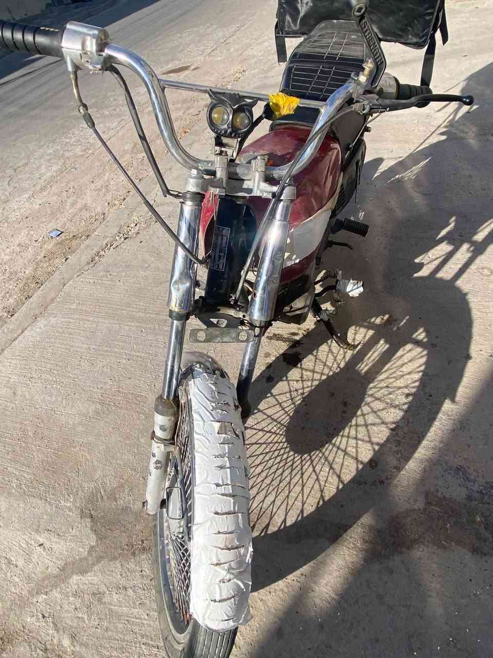 دراجه اربع كير بيها الجبنه تنضح وبيها دخانه بيضه خفيفه دراجه شغاله وتمشي وشلعه بيها عندك ألماشه لزم تبدلها سعرها قفل من الاخير 160قفل قفل تاير خلفي جديد بنزات جديده قمحي بريك جديد ***********
