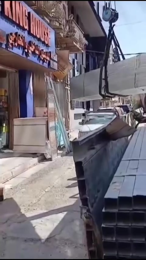توفر لدينا مقاطع حديد جبس بورد بكافة الاحجام والسماكات وتوفر ايضآ حديد مغلون بكافة الاحجام والسمكات 
للحجز والاستفسار  الرقم الاتصال أو المراسلة على الواتساب
***********

مراحل تركيب الجبس بورد
1. مرحلة التخطيط والقياس تحديد المستوى: باستخدام ميزان الليزر أو ميزان الماء، يتم تحديد المستوى الأفقي الذي ترغب في أن يتدلى منه السقف المعلق (عادةً بمسافة تتراوح بين 15 إلى 25 سم عن السقف الخرساني الأصلي).القياس وحساب الكميات: احسب مساحة السقف بالأمتار المربعة مع إضافة 15% كنسبة فائض للقص والهدر.
2. ⁠2. تركيب الهيكل المعدني (الشاسيه)تركيب الزوايا (Wall Angle): يتم تثبيت الزوايا المعدنية (التي تشكل القاعدة) على محيط الحوائط عند الارتفاع المحدد باستخدام المسامير.تركيب الحوامل (C-Channel): يتم تعليق أسلاك التعليق (السيخ) في السقف الخرساني، وتُركّب عليها العوارض المعدنية الرئيسية (C) بمسافات محددة (عادة كل 60 سم) وتُربط مع الزوايا الطرفية.تركيب الأوميجا (Omega): تُثبت قطاعات الأوميجا المعدنية عمودياً على العوارض الرئيسية (C) لتكون بمثابة القاعدة النهائية التي تُمسك ألواح الجبس بورد. يجب ألا تتجاوز المسافة بين قطاع وآخر 60 سم.
3. ⁠3. تركيب ألواح الجبس بوردالتثبيت: تُرفع ألواح الجبس بورد (مقاس اللوح القياسي عادة 120 × 240 سم بسُمك 12 مم) إلى السقف.البراغي: تُربط الألواح بالهيكل المعدني (الأوميجا) باستخدام براغي (مسامير) خاصة بالجبس بورد كل 15 إلى
