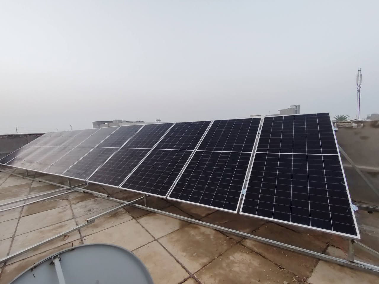 منزل آخر يودع الانقطاع المستمر للتيار الكهربائي
في محافظه الديوانيه حيث تم تجهيز ال منضومه ب 15A نهاري وليلي بالاعتماد على 
1- انفيرتر من ماركه ايتل 6kw ضمان 3سنه استبدال 
2-بطاريه 14kw ضمان5 سنه 
3- ألواح من ماركه لونجي 620w 
للحجز و الاستفسار واتساب 
قسم الصيانه /***********
قسم المبيعات /***********
