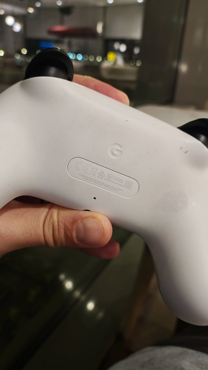 🎮 للبيع: جويستك غوغل ستاديا الأصلي (Google Stadia Controller) 🎮
السلام عليكم شباب، متوفر عندي يد تحكم (جويستك) غوغل ستاديا الأصلي باللون الأبيض، النظافة ممتازة جداً وموضح كلشي بالصور. ✨ المميزات والمواصفات:
 اتصال مزدوج:يشتغل وايرليس (بلوتوث Bluetooth) وبنفس الوقت يشتغل سلكي عن طريق كيبل تايب سي (Type-C).
 توافق كامل:يشتغل بشكل مباشر على جميع أنواع الموبايلات والتابلت (أندرويد Android + آيفون وآيباد iOS).
 ألعاب الكلاود وXBOX:يشتغل ويا أجهزة Xbox Series X وباقي المنصات بكل سلاسة عن طريق ميزة الـ Cloud Gaming.
 الأداء:استجابة سريعة جداً، خامة تصنيع غوغل الممتازة، ومريح جداً باليد أثناء اللعب الطويل.
 السعر:50,000 دينار عراقي 
 ملاحظة:السعر بيه مجال بسيط للطيبين.
الموقع:بغداد - يوجد توصيل 
للتواصل والاستفسار: على الخاص


**إذا كنت صاحب هذا الإعلان وتريد حذفه لأي سبب، رجاءا أرسل رسالة إلى الدعم الفني**