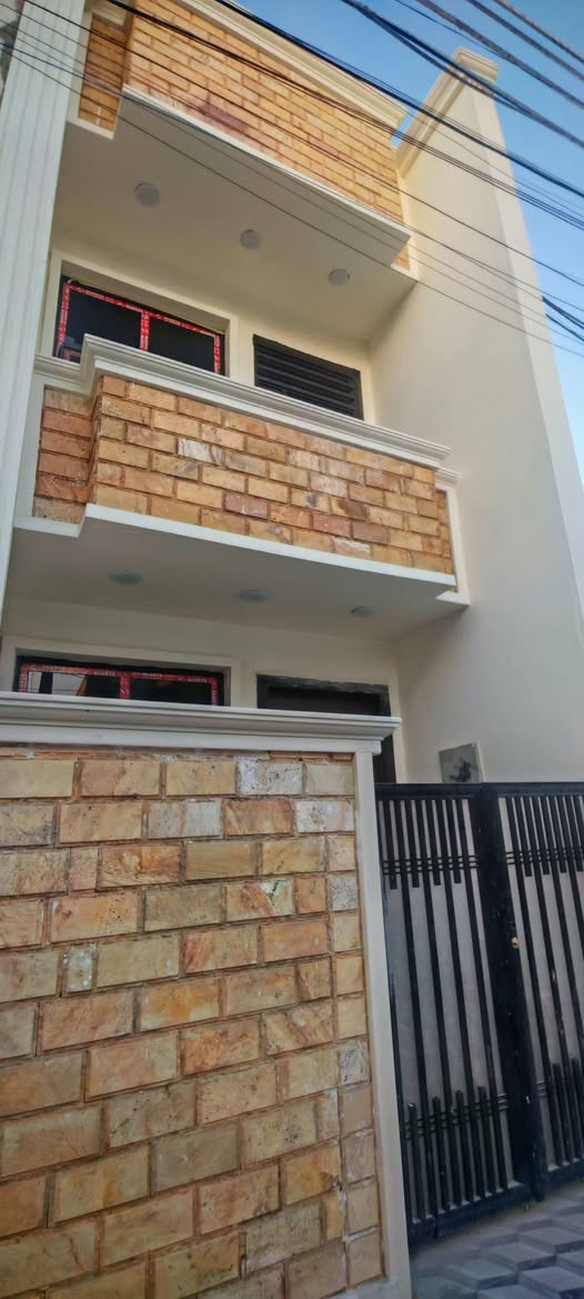 دار للبيع مساحه75 متر

الواجهه 3.75 نزال 20

سنه البناء 2025 غير مسكون نهائي

يتكون من طابقين الطابق الأرضي مكون من مدخل واحد استقبال مطبخ مجمع صحيات وغرفه ومنور خدمات

الطابق الثاني غرف نوم عدد ثنين ومجمع صحيات

بيتونه كبيره جدا وسطحين

للاستفسار الاتصال على الرقم

*********** ✅ بغداد, العراق
