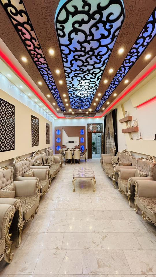 السلام عليكم 
الدار للبيع مساحة الدار 330 .م طابقين 
الطابق الاول /1-استقبال 2- هول 3- مطبخ 4- كلدور 5- غرفتين نوم واحده ماستر 
الطابق الثاني /1-غرفتين نوم 2-هول 3-مطبخ 4-مجمع صحيات
ويحتوي ؏ مضيف معزول بناء حديث مع مجمع صحيات

 الجمعيه /قرب حسينية احباب الحسين 

للاستفسار الاتصال ***********
