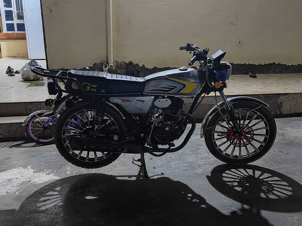 السلام عليكم دراجة للبيع ضاقطة وزنجيل فول نشاط وشرط ما محطوطة عليها سبانة الدراجة نضيفهة ماشية ٨٠٠٠ السعر ٨٢٠ قفل المكان مكيشيفة ***********
