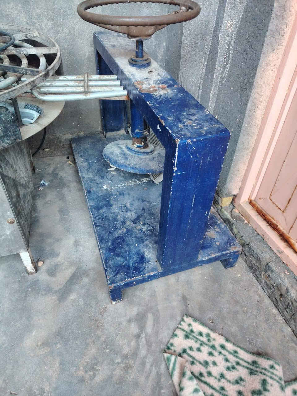 سلام عليكم
مكينة زنود
كابسة كنافة
مكينة ايسكريم سوفت 
مكينة عصير شرط الفحص 
ميز بخاري 
كل هذن الغراض موجودات كلمن وسعرة تفاصيل والـ ستفسار
من خلال الرقم ***********
