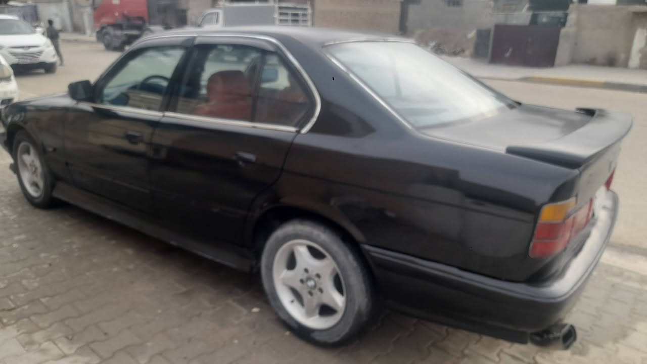 السلام عليكم
BMW 525
صبغ عام اسود ملكي للجماليه 
صدر ٧٠ %
كير محرك إثنين ونص ملكه لا تبخير ولا تنقيص خير من الله 
سياره بسمي تحويل مباشر 
كهربائيات شغاله 
باتري جديد 
صلنصه كله جديده 
شاشه أندرويد 
سلايت شغال 
سياره جاهزه ترايك وين متريد 
بيع او مراوس حسب القناعه ٣٧ ورقه 
***********
