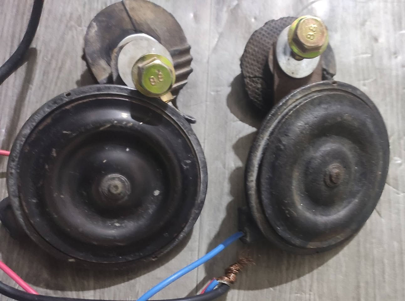 هورنات سيدان فيشه سوده مقسمات مره وحده 
***********
