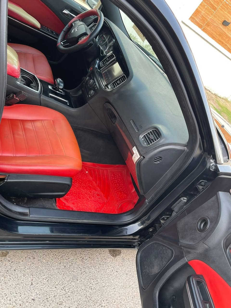 فول مواصفات 1/1 

من انضف واجد الجارجرات الي بموديلها 

ممشتغله خط نهائياً 

ماشيه 106 الف حقيقي شرط الفحص 

محرك 3600 6 سلندر

محدثه الدعاميه srt 

تخم تاير جديد تبريد ثلج مكينه وكير لووك 

سياره جاهزه والحمدلله

للاتصال‭ ***********
