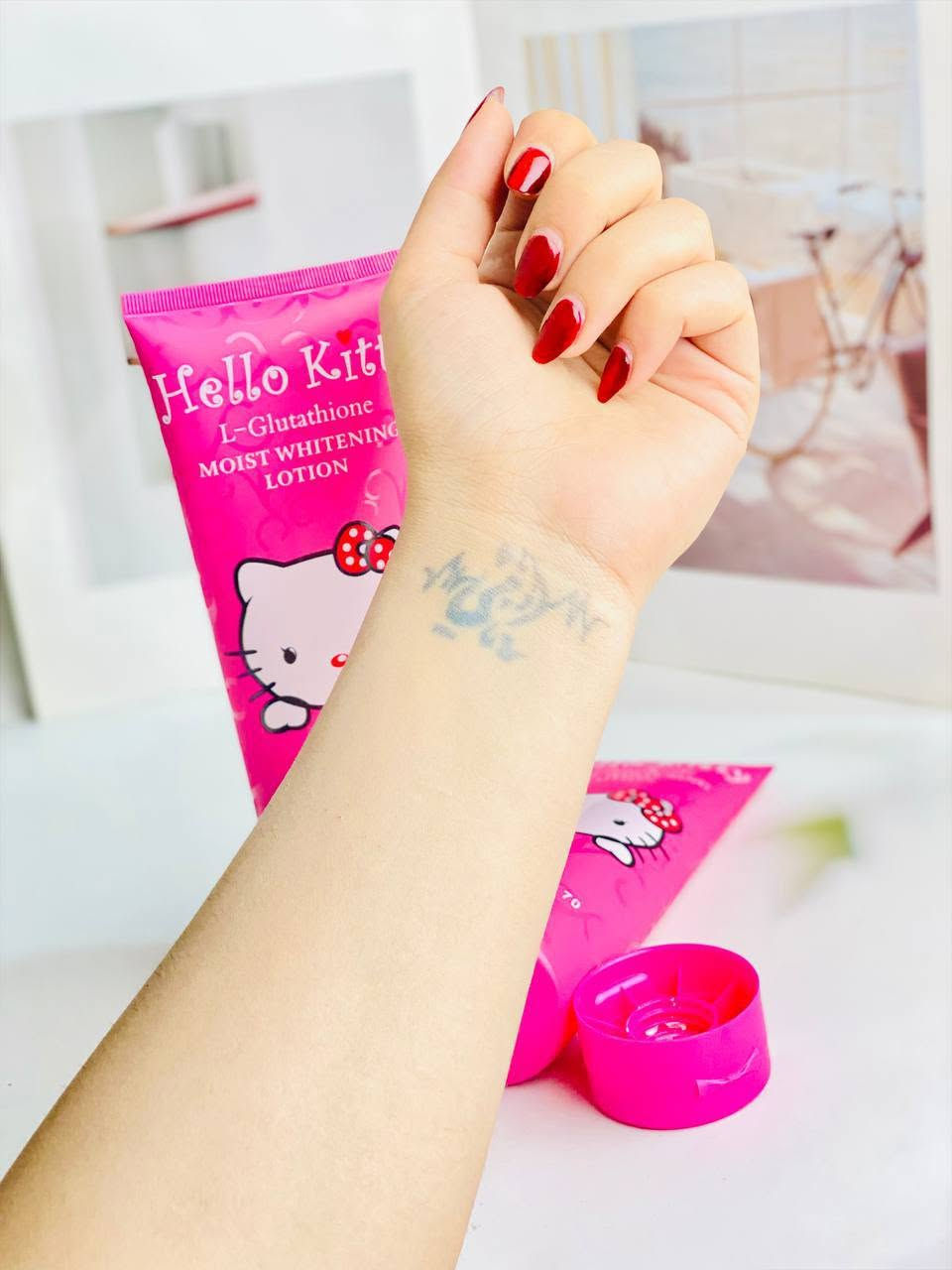 🌸 لوشن هلو كيتي الياباني الأصلي 🇯🇵✨
لكل بنية تدور على بياض طبيعي ونعومة فائقة، وفرنالكم المنتج السحري الأكثر طلباً!
ليش راح تحبّيه؟ 🤔💖
 تبييض وترطيب فوري: يبيّض البشرة بلحظات وينطيها نضارة وإشراقة طبيعية تدوم لأكثر من يوم، وبدون ما يترك أي أثر أو بقع.
 حماية عالية من الشمس: يحتوي على نسبة حماية SPF 70 ليحمي بشرتِج طول اليوم 🌞.
 مكونات مغذية: غني بالجلوتاثيون اللي يفتح البشرة تدريجياً ويعالج التصبغات.
 عناية متكاملة: يرطب بشكل عميق جداً، ومناسب لكل أنواع البشرة.


**إذا كنت صاحب هذا الإعلان وتريد حذفه لأي سبب، رجاءا أرسل رسالة إلى الدعم الفني**