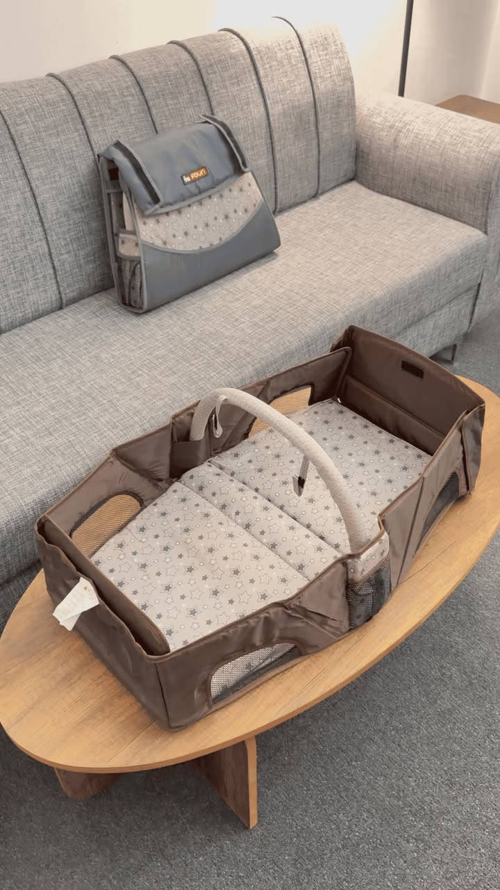 توصيل مجاني كافه المحافضات
سرير طفل محمول  مواصفات👇
سرير طفل محمول على شكل حقيبة

الاستخدامات

سرير آمن ومريح لنوم الطفل أثناء السفر والتنقل.

مناسب للرحلات، الزيارات العائلية، الفنادق، والنزهات.

يُستخدم داخل المنزل كسرير مؤقت أو إضافي للطفل.

حل عملي للأهل الذين يحتاجون مكان نوم ثابت للطفل خارج البيت.

المميزات

تصميم ذكي قابل للطي بالكامل ليصبح على شكل جنطة سهلة الحمل.

مزود بحزام حمل لتسهيل التنقل باليد أو على الكتف.

جوانب شبكية تسمح بمرور الهواء وتوفر تهوية ممتازة للطفل.

توفر الجوانب الشبكية رؤية واضحة للطفل لزيادة الأمان.

قاعدة داخلية مبطنة ومريحة بنقشة لطيفة مناسبة للأطفال.

حواف مرتفعة تساعد على حماية الطفل أثناء النوم.

سهل الفتح والتركيب بدون أدوات.

خامات متينة وخفيفة الوزن مناسبة للاستخدام المتكرر.

قياس المنتج وهو مغلق:

الطول: 45 سم

العرض: 11 سم

الارتفاع: 37 سم

ابعاد السرير: طول 70 سم عرض 42 سم ارتفاع 20 سم

محتويات الصندوق

سرير طفل سفري محمول (مطوي على شكل جنطة).

قاعدة داخلية مبطنة.

حزام حمل مدمج.

الملاحظات

مناسب للأطفال الرضّع وصغار السن.

يُستخدم دائمًا على سطح مستوٍ.

يُنصح بعدم ترك الطفل دون إشراف.

المنتج لا يحتوي على هيكل معدني صلب، تصميمه خفيف وسفري.


**إذا كنت صاحب هذا الإعلان وتريد حذفه لأي سبب، رجاءا أرسل رسالة إلى الدعم الفني**