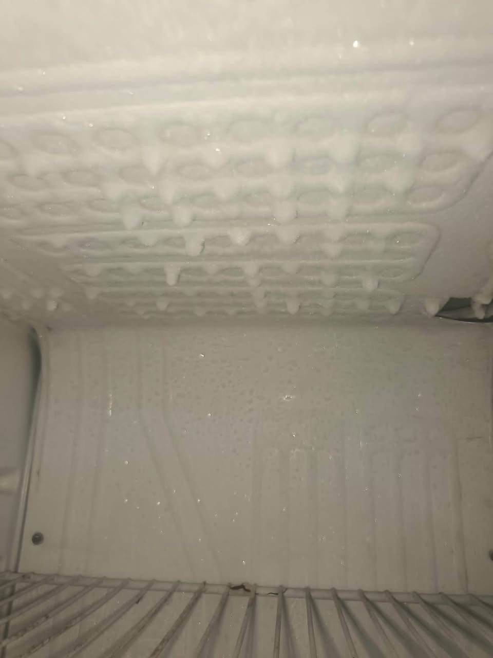 ثلاجه للبيع شرط تجمد
سعر 100 وبيها مجال 
مكان قدس انصار 
رقم ***********
