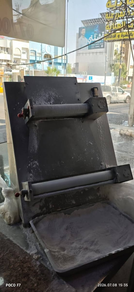 قنفات عدد اربعه مع اغراض مطعم للبيع. ***********
