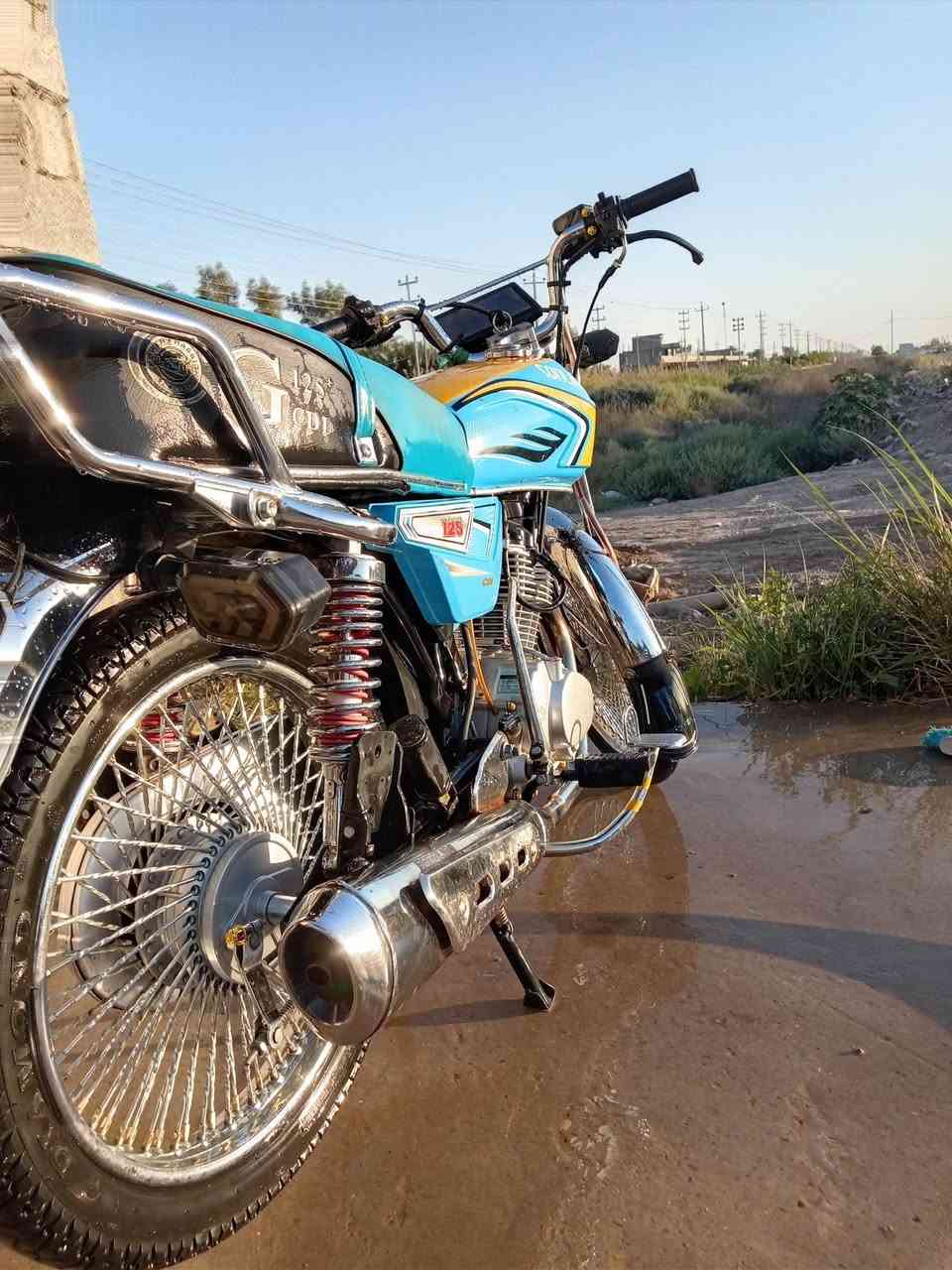 السلام عليكم تايكر صفوان للبيع موديل 25 5 قير مكان صويره سعرها 650 وبيها مجال حق الجيه رقم ***********
