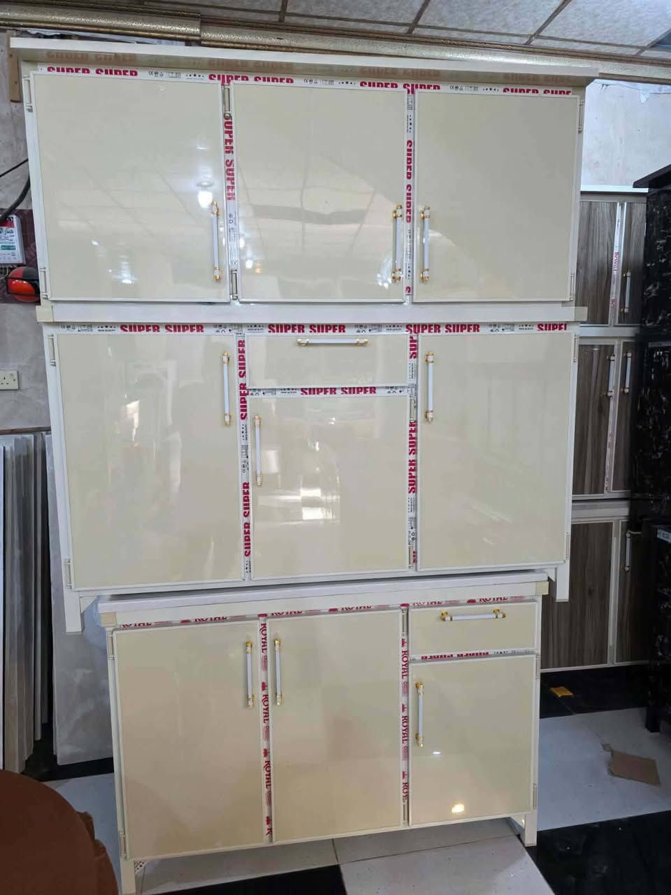 # تخفيضات فقط 330 الف 
معرض ابو عبدالله للاثاث المنزلي 🔥 يعرض لكم تخفيضات هائله من كاونترات جديد 6 باب مترين فقط.. 330 ..الف العنوان تكريت الديوم مقابل مطعم المذاق بلقرب من اسواق الزوبعي للاستفسار *********** متوفر وتسال
